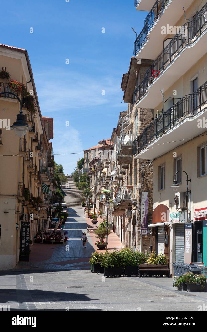 Via Filippo Patella, una ripida strada pedonale che porta al centro storico sulla sua scogliera: Agropoli, Campania, Italia Foto Stock