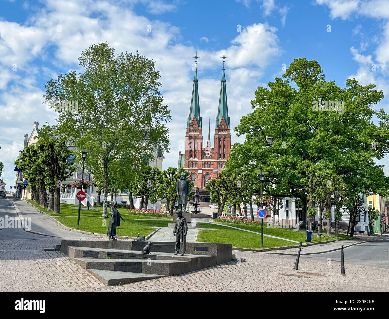 Una vivace fotografia estiva che cattura la storica chiesa di Skien (Skien Kirke) a Skien, Norvegia. L'immagine mostra le guglie gemelle del neogotico Foto Stock