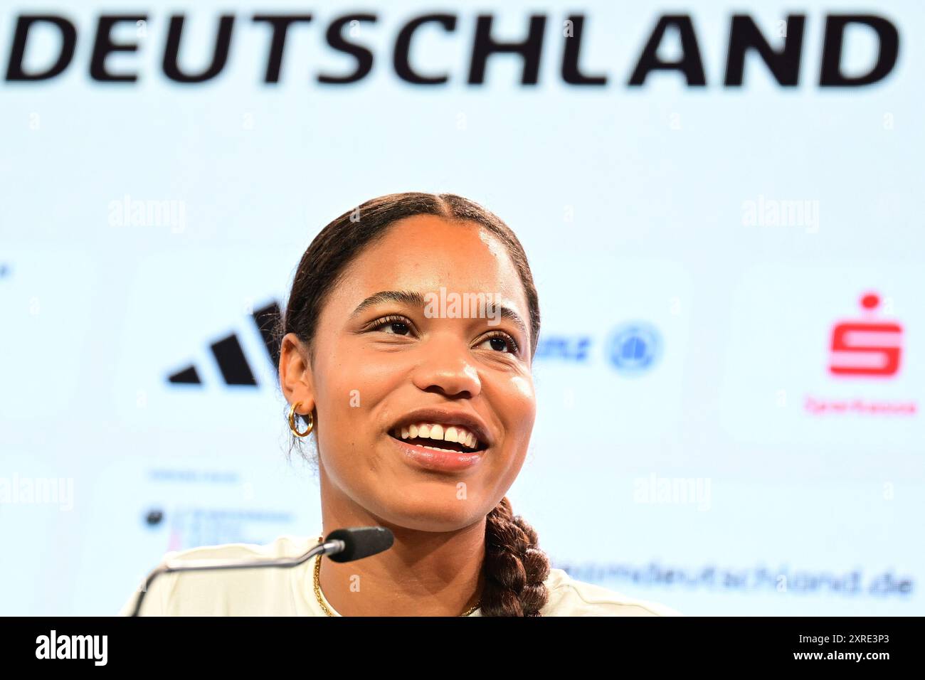 Parigi, Francia. 10 agosto 2024. Olimpiadi, Parigi 2024, conferenza stampa finale della squadra tedesca, atleta di atletica leggera Yemisi Ogunleye parla ai rappresentanti dei media. Credito: Sina Schuldt/dpa/Alamy Live News Foto Stock