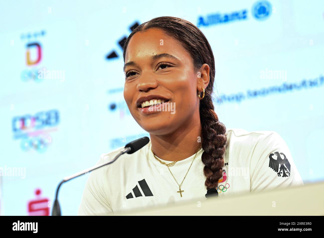 Parigi, Francia. 10 agosto 2024. Olimpiadi, Parigi 2024, conferenza stampa finale della squadra tedesca, atleta di atletica leggera Yemisi Ogunleye parla ai rappresentanti dei media. Credito: Sina Schuldt/dpa/Alamy Live News Foto Stock