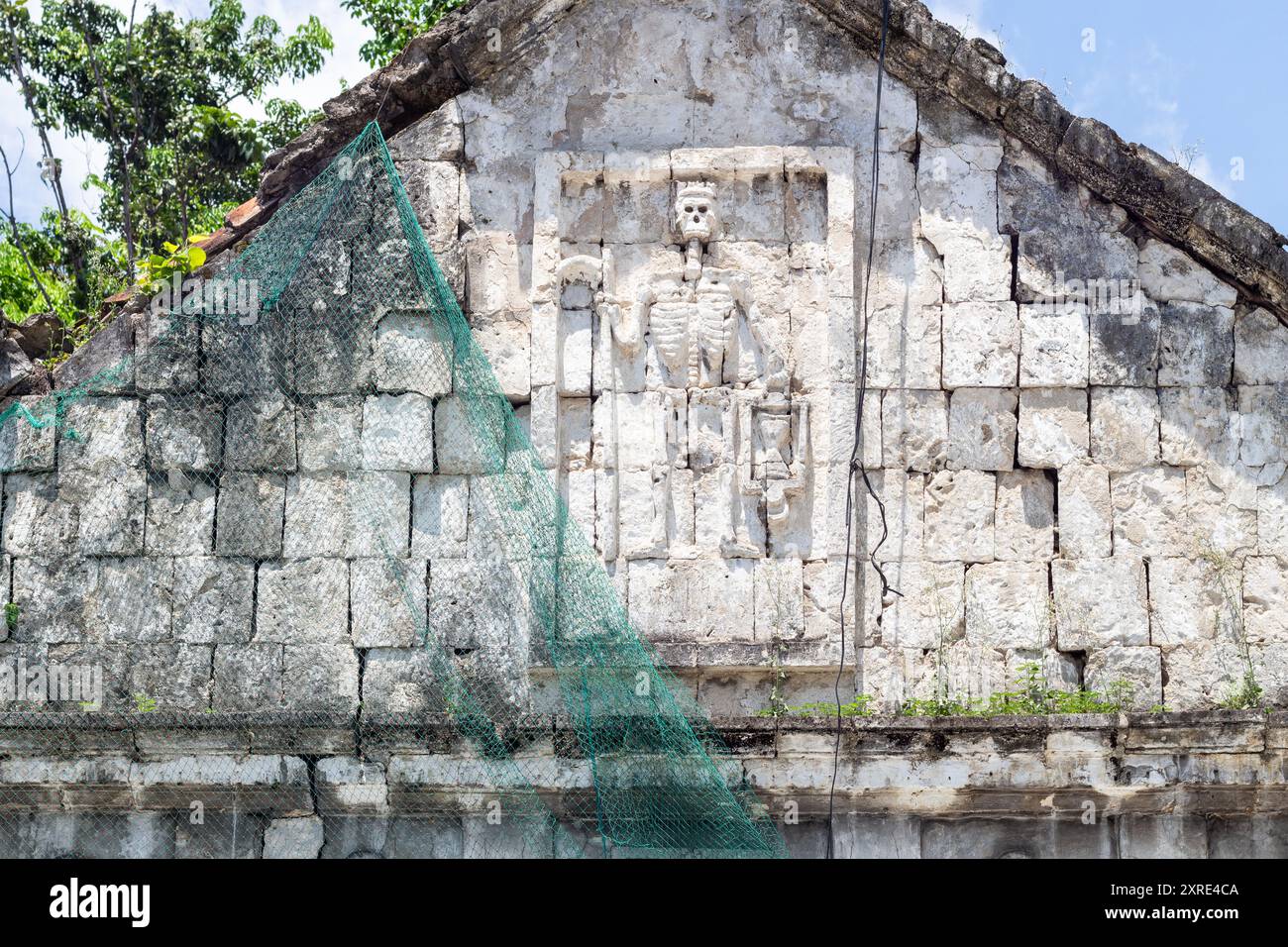 Bassorilievo della morte come uno scheletro sul frontone di una cappella del cimitero costruita nel XIX secolo a Cebu City, Filippine Foto Stock