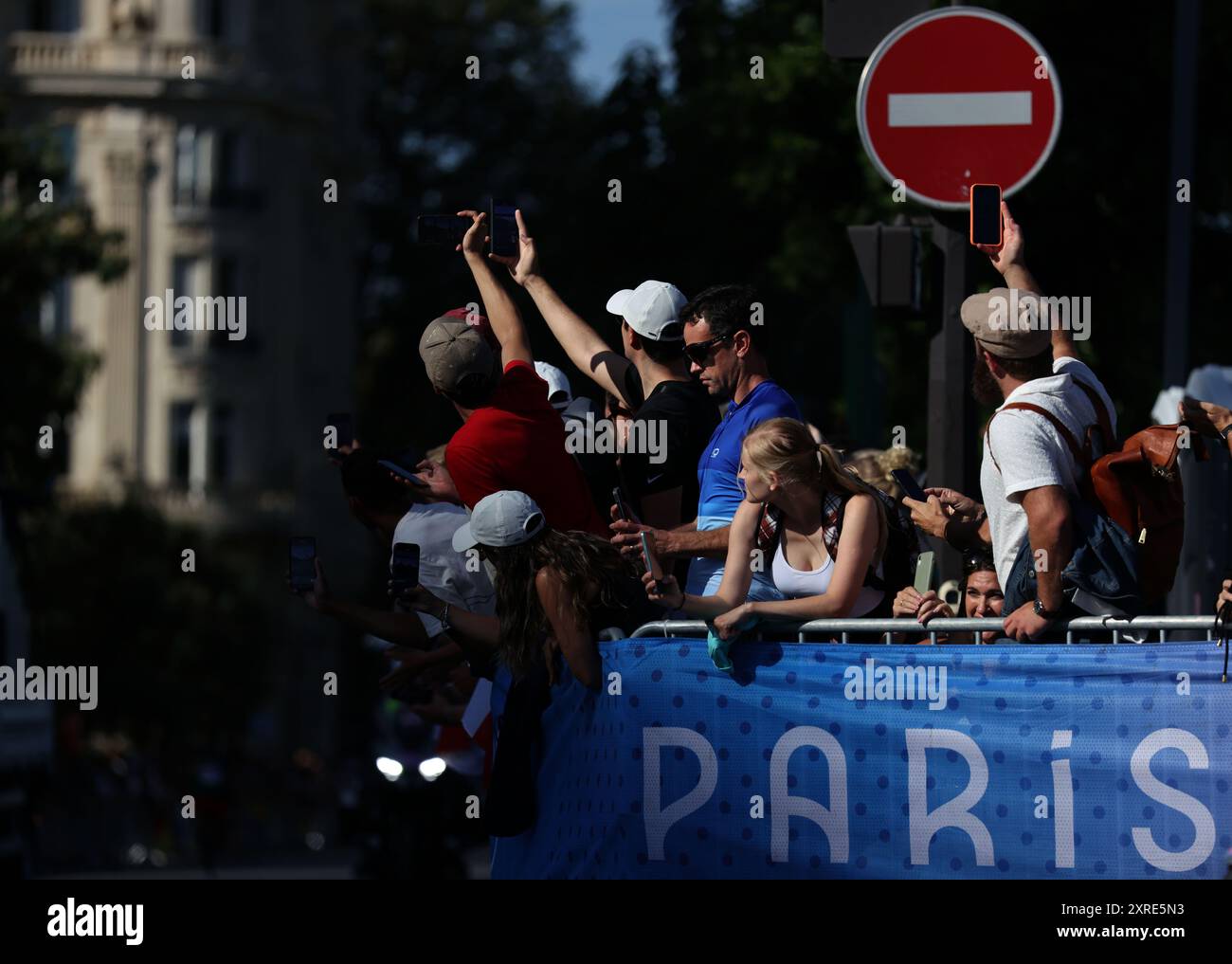 Parigi, Francia. 10 agosto 2024. Gli spettatori guardano la maratona maschile di atletica leggera ai Giochi Olimpici di Parigi 2024 a Parigi, Francia, 10 agosto 2024. Crediti: Li Ming/Xinhua/Alamy Live News Foto Stock