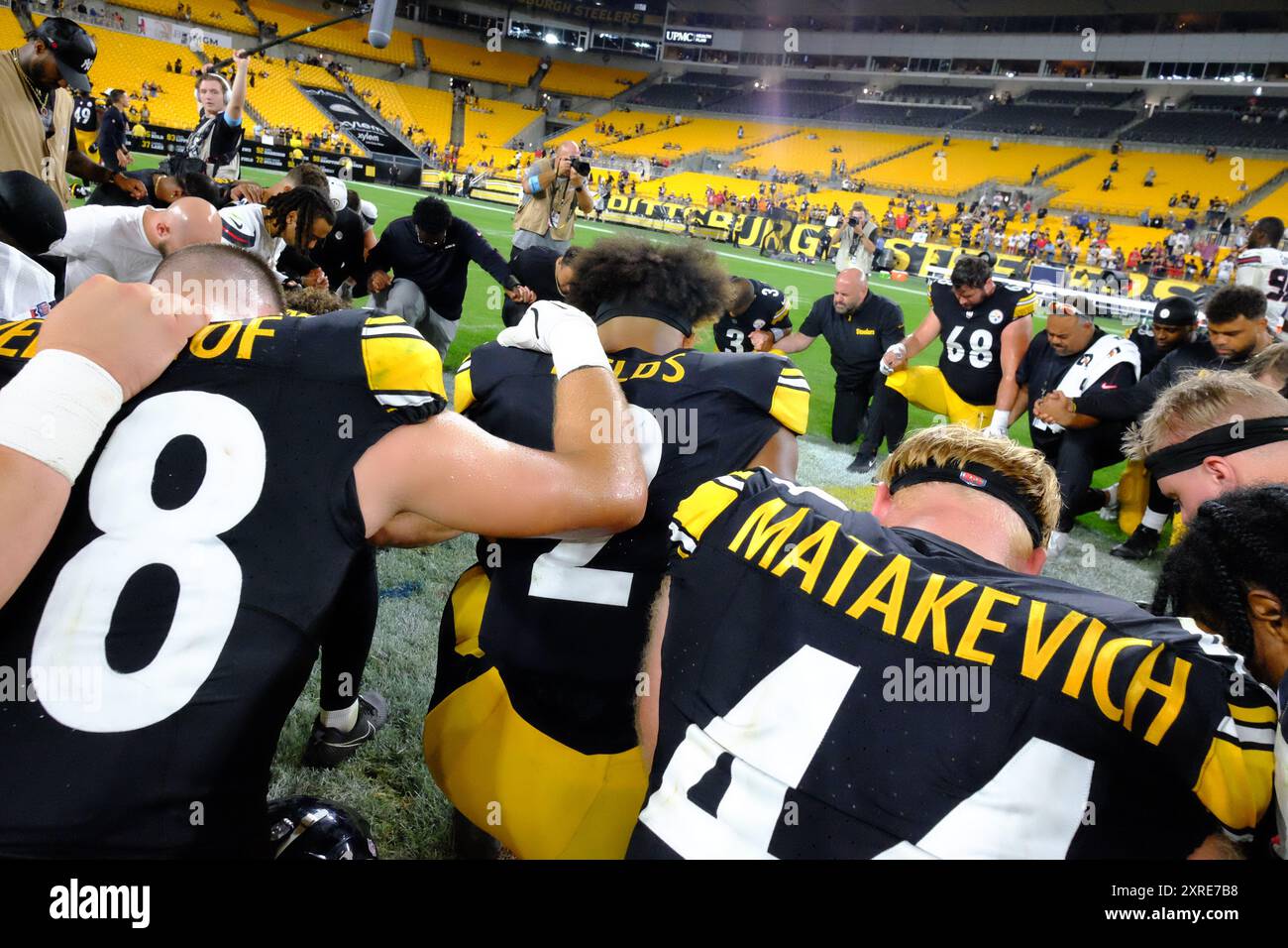 Pittsburgh, Stati Uniti. 9 agosto 2024. Circolo di preghiera degli Steelers & Texans dopo la partita degli Steelers vs Texans a Pittsburgh, Pennsylvania. Jason Pohuski/CSM Foto Stock