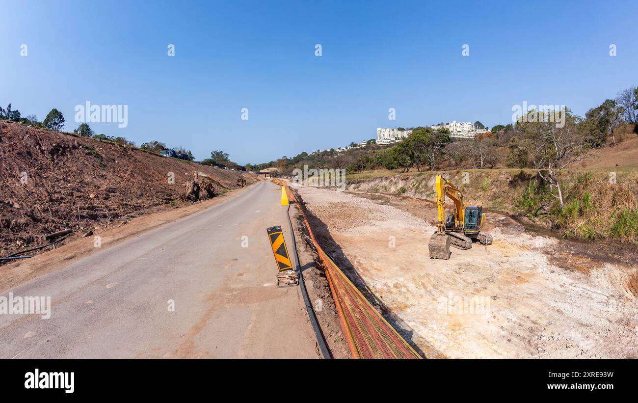 Industrial Road Highways ampliamento delle fondazioni di rampe Flyovers che garantiscono lavori di terra sui canali fluviali in progetti in corso. Foto Stock