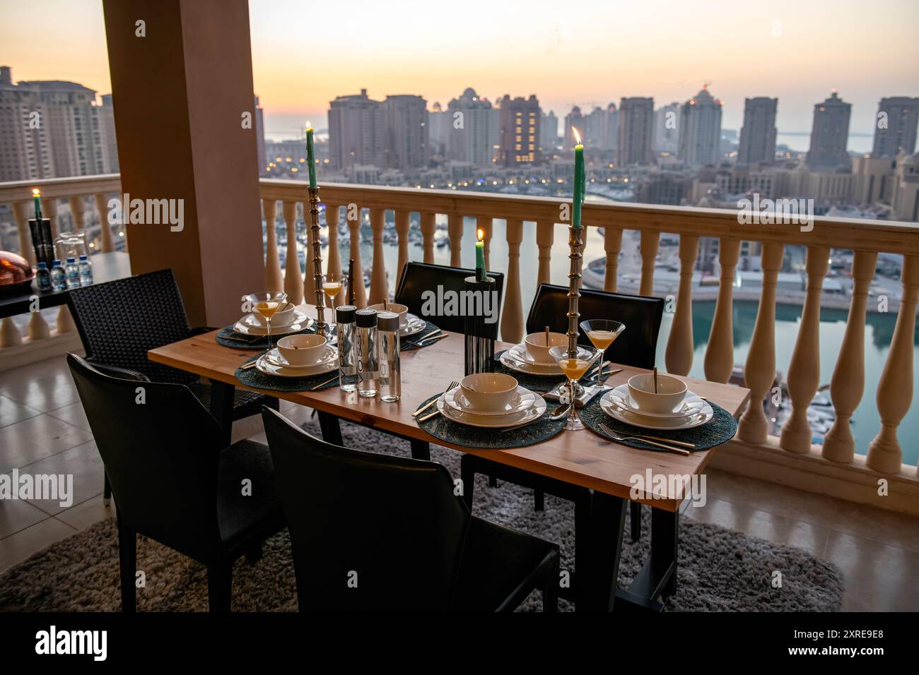 Tavolo da cena al Terrace Pearl Qatar Porto Arabia. Cena a lume di candela Foto Stock