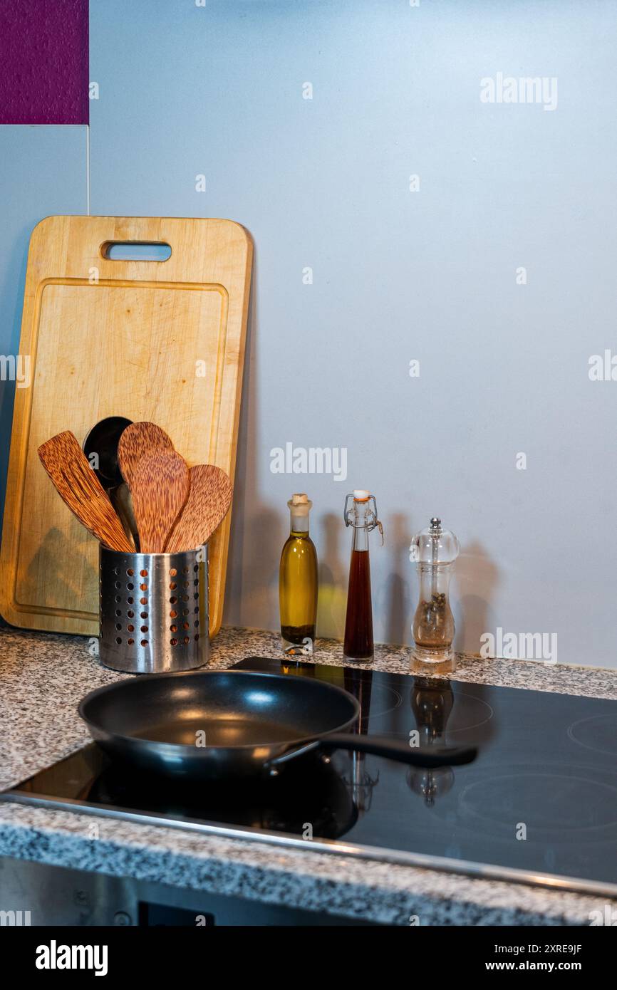 Cucina casalinga minimalista con utensili da cucina essenziali e arredi moderni Foto Stock