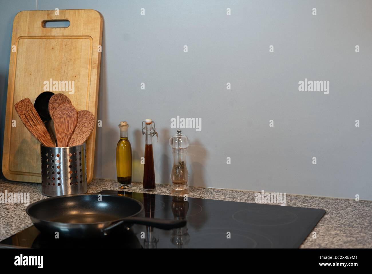Cucina casalinga minimalista con utensili da cucina essenziali e arredi moderni Foto Stock
