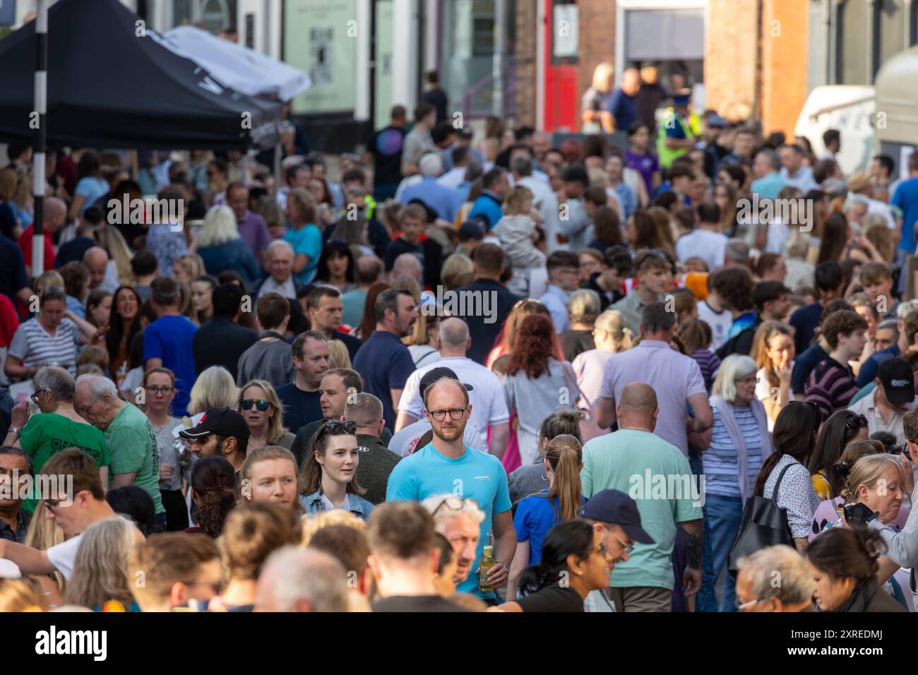 Centinaia di persone in una strada affollata del Lymm Village per il Lymm Festival Foodfest Foto Stock