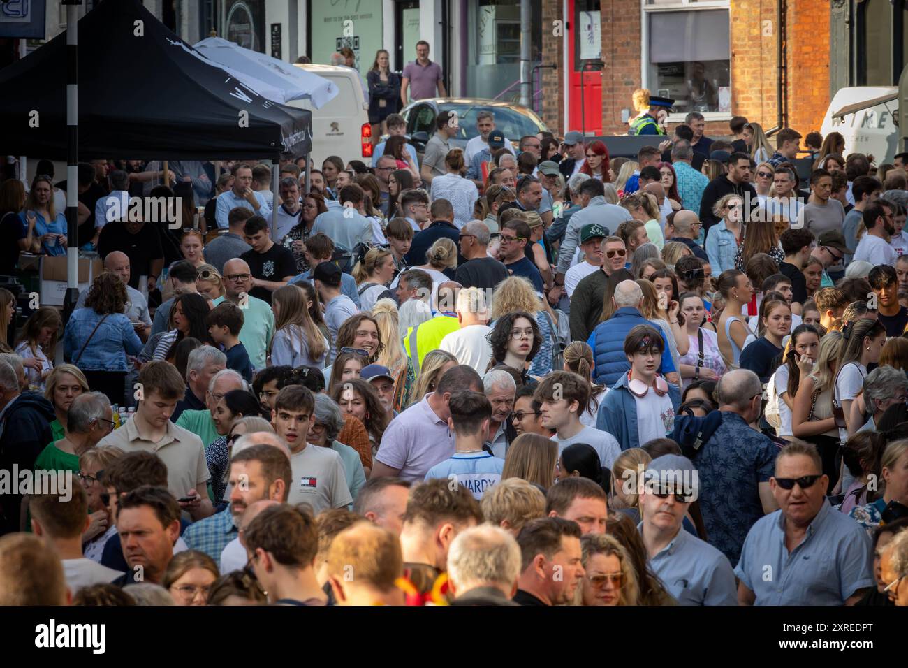 Centinaia di persone in una strada affollata del Lymm Village per il Lymm Festival Foodfest Foto Stock