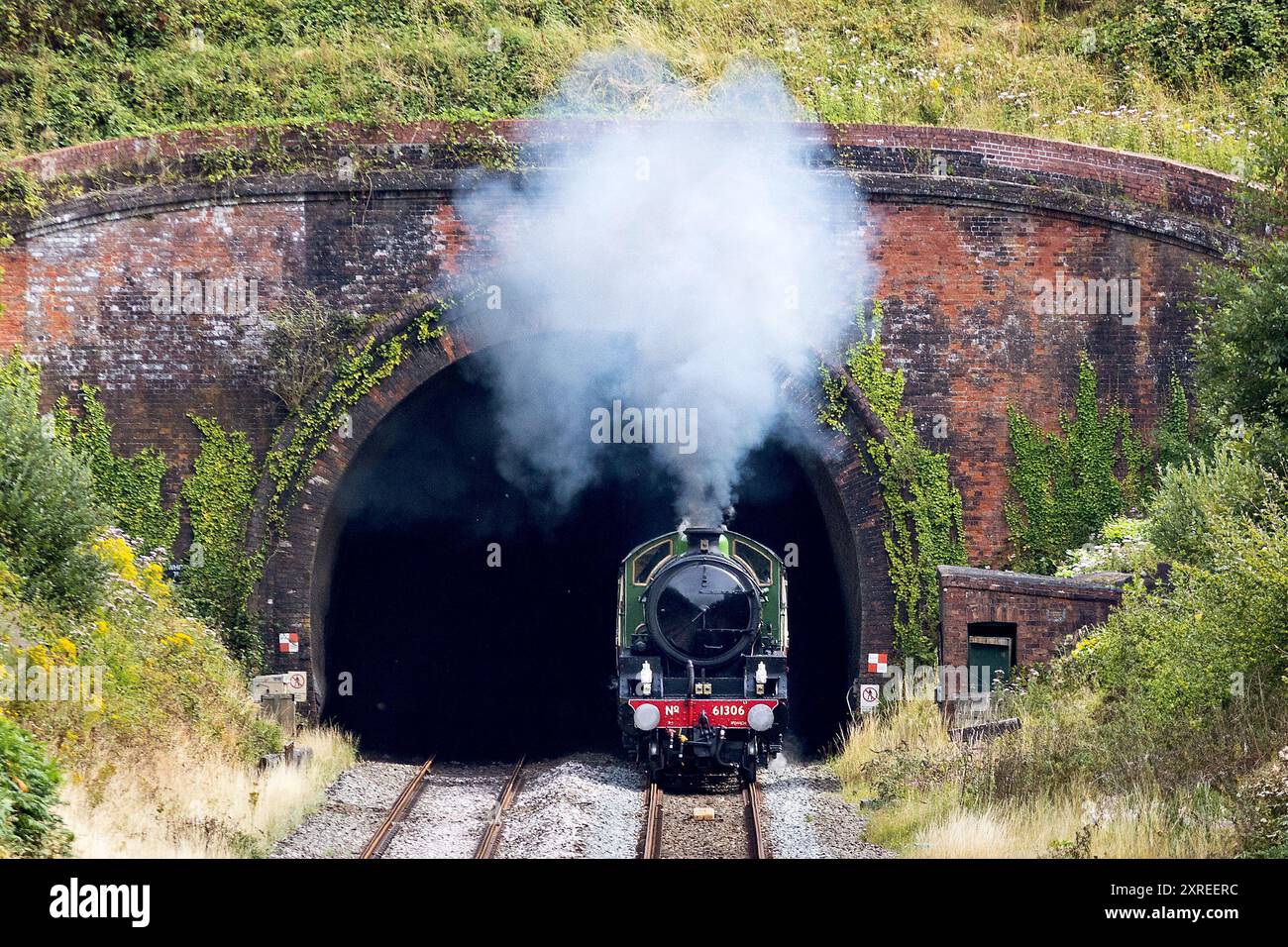 Whiteball, Regno Unito, 10 agosto La Mayflower è stata fotografata mentre si tuffava nella campagna del Devon a Whitehall, Devon, Regno Unito. La Mayflower è una locomotiva a vapore Thompson classe B1, costruita nel 1948 e revisionata nel 2019. Il treno è raffigurato lungo il tragitto da Taunton a Kingswear e tornerà più tardi oggi … Credito: Mark Passmore/Alamy Live News Foto Stock