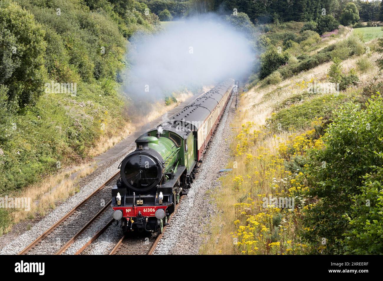 Whiteball, Regno Unito, 10 agosto La Mayflower è stata fotografata mentre si tuffava nella campagna del Devon a Whitehall, Devon, Regno Unito. La Mayflower è una locomotiva a vapore Thompson classe B1, costruita nel 1948 e revisionata nel 2019. Il treno è raffigurato lungo il tragitto da Taunton a Kingswear e tornerà più tardi oggi … Credito: Mark Passmore/Alamy Live News Foto Stock