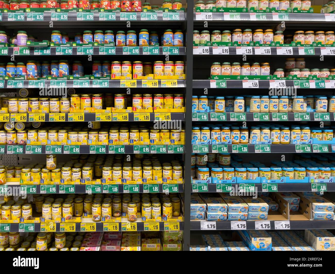 Uno scaffale con molti vasetti di pappe per bambini. Gli scaffali dei supermercati sono rivestiti con diversi tipi di alimenti per bambini. Foto Stock