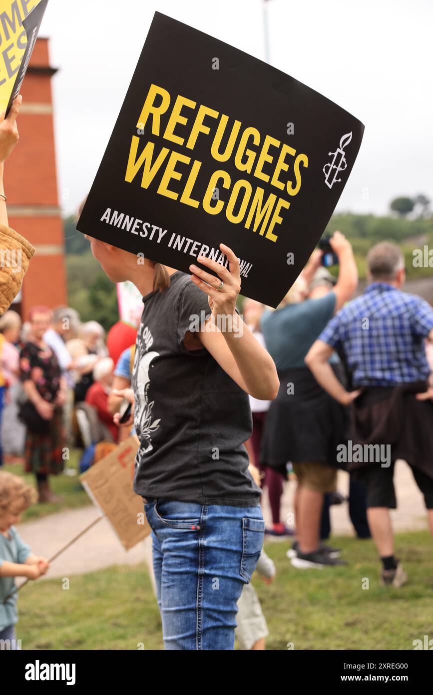 Stroud, Regno Unito, 10 agosto 2024. Ferma la giornata nazionale di protesta di estrema destra. Centinaia di antifascisti si riuniscono per dimostrare solidarietà contro le rivolte di estrema destra del Regno Unito degli ultimi giorni. Gloucestershire. Credito: Gary Learmonth / Alamy Live News Foto Stock