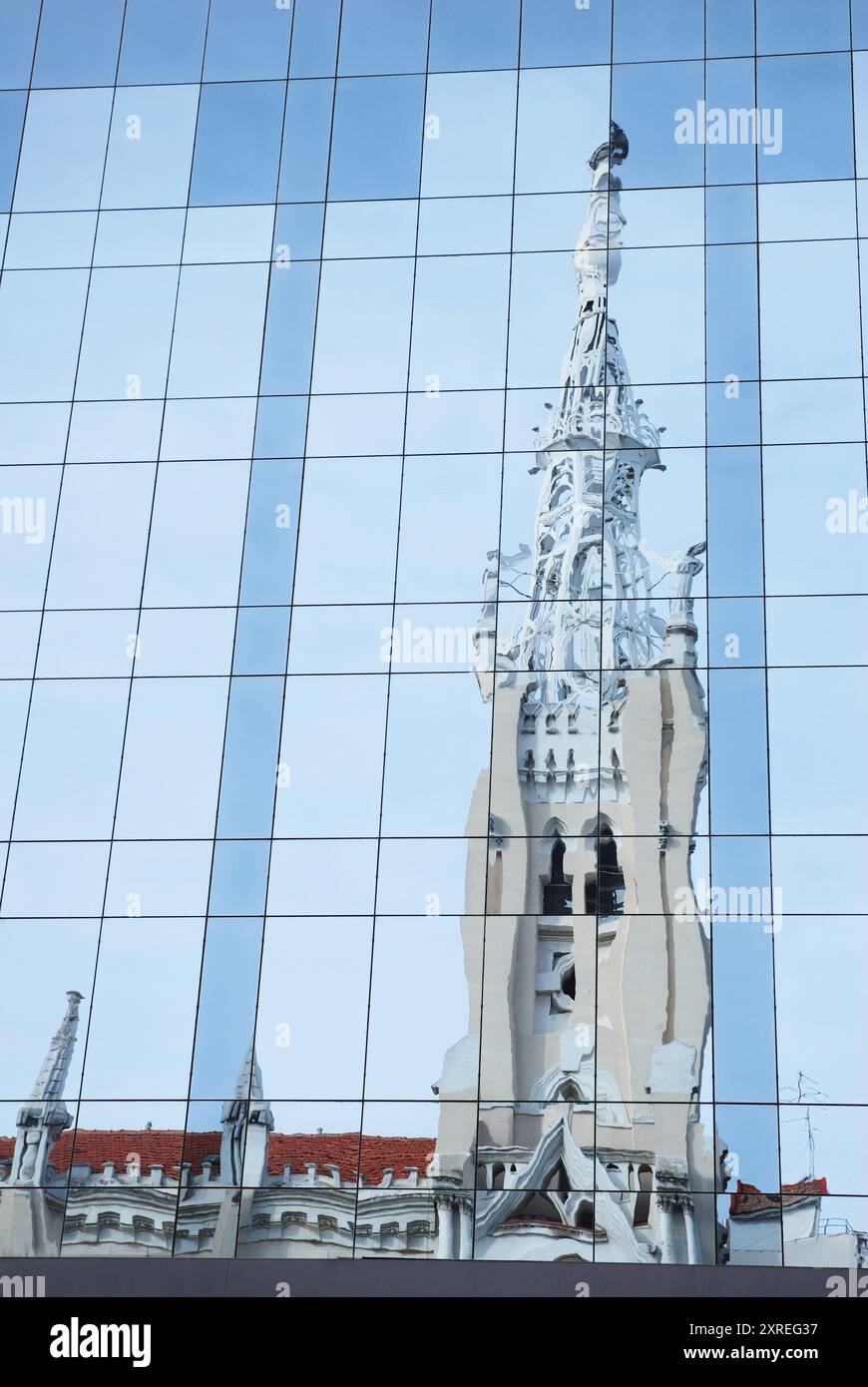 La chiesa di la Concepcion si riflette sulla facciata in vetro. Madrid, Spagna. Foto Stock