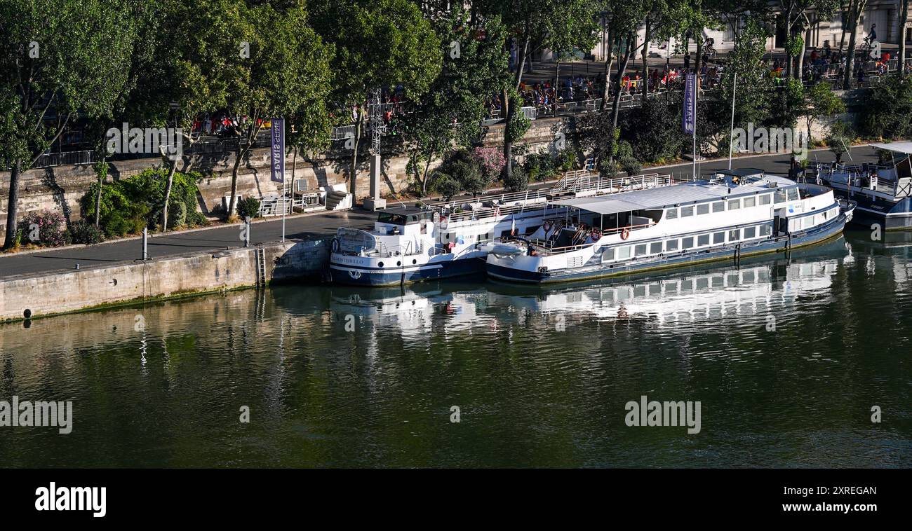 Parigi, Francia. 10 agosto 2024. Gli atleti gareggiano durante la maratona maschile di atletica leggera ai Giochi Olimpici di Parigi 2024 a Parigi, Francia, 10 agosto 2024. Crediti: Jiang Wenyao/Xinhua/Alamy Live News Foto Stock