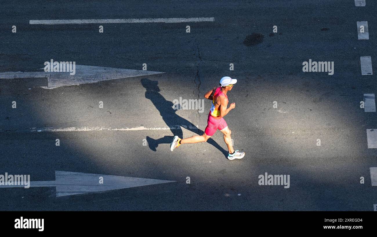 Parigi, Francia. 10 agosto 2024. Un atleta gareggia durante la maratona maschile di atletica ai Giochi Olimpici di Parigi 2024 a Parigi, Francia, 10 agosto 2024. Crediti: Jiang Wenyao/Xinhua/Alamy Live News Foto Stock