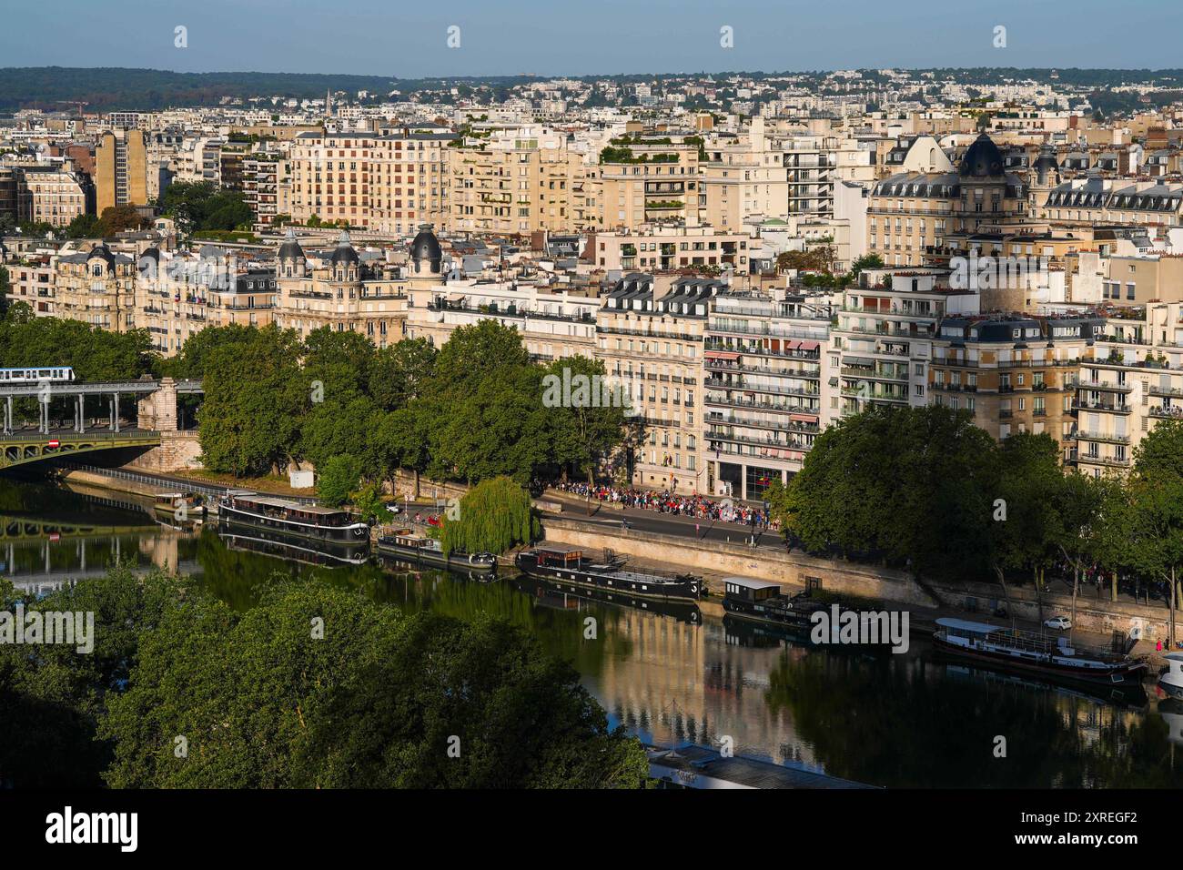 Parigi, Francia. 10 agosto 2024. Gli atleti gareggiano durante la maratona maschile di atletica leggera ai Giochi Olimpici di Parigi 2024 a Parigi, Francia, 10 agosto 2024. Crediti: Jiang Wenyao/Xinhua/Alamy Live News Foto Stock