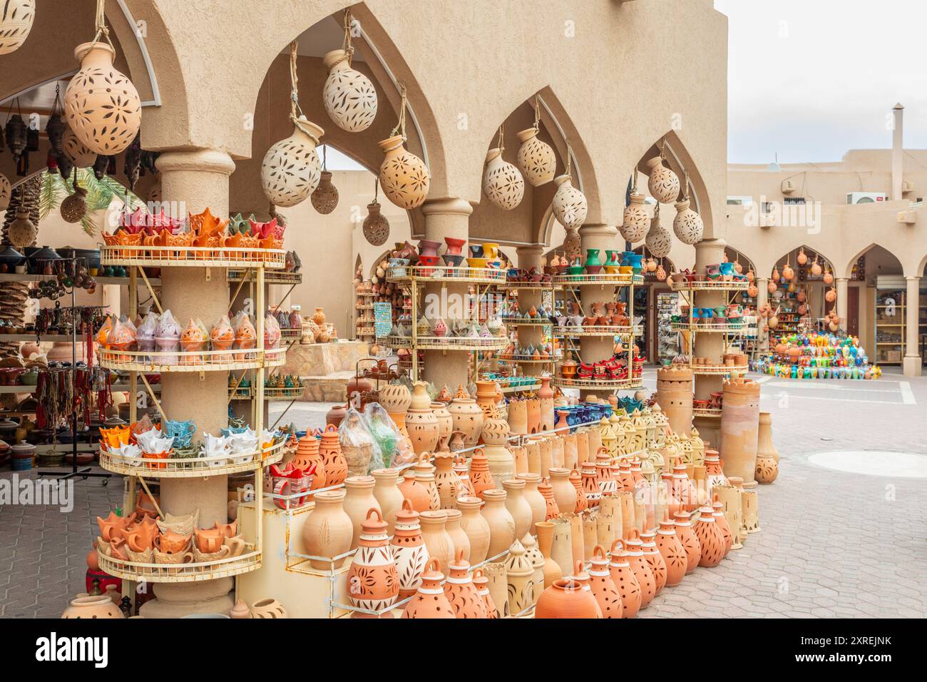 Mercato di souvenir fatti a mano e brocche di ceramica commerciano nel bazar di Nizwa, nel Sultanato dell'Oman Foto Stock