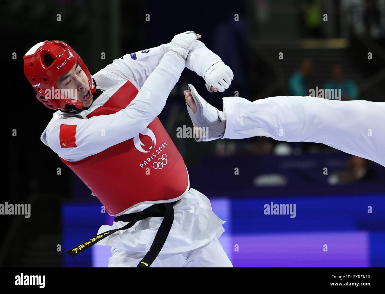 Parigi, Francia. 10 agosto 2024. Song Zhaoxiang (L) della Cina gareggia contro Jonathan Healy (invisibile) degli Stati Uniti durante il round maschile di 80 kg di 16 taekwondo ai Giochi Olimpici di Parigi 2024 a Parigi, Francia, 10 agosto 2024. Crediti: Jia Haocheng/Xinhua/Alamy Live News Foto Stock