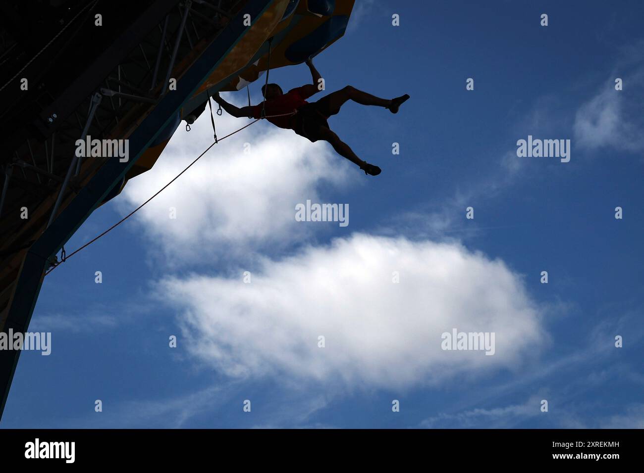 PARIGI, FRANCIA - 09 AGOSTO: General View con Alberto Gines Lopez del Team Spagna gareggia durante la gara maschile Boulder & Lead, Final Lead il giorno 14 dei Giochi Olimpici di Parigi 2024 presso le Bourget Sport Climbing Venue il 9 agosto 2024 a Parigi, Francia. © diebilderwelt / Alamy Stock Foto Stock