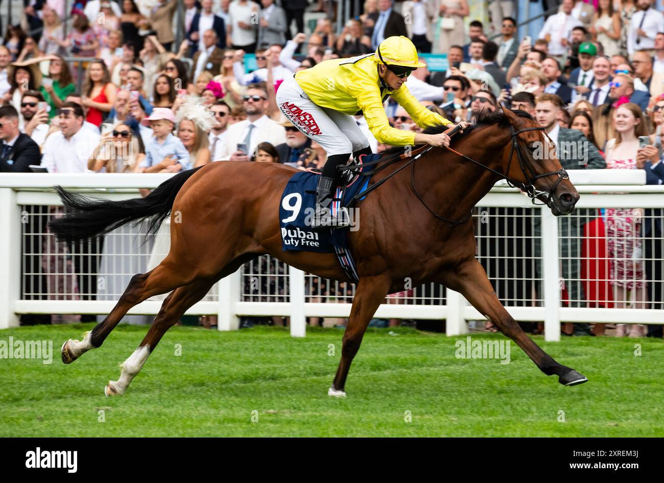 Ascot, Regno Unito. Sabato 10 agosto 2024. Holkham Bay e il fantino Rachel Venniker vincono la gara di apertura del Dubai Duty Free Shergar Cup Day all'Ascot Racecourse, il Dubai Duty Free Shergar Cup Dash, per il resto della squadra del mondo, l'allenatore William Knight e i proprietari Norfolk Thoroughbreds. Crediti JTW equine Images / Alamy Live News Foto Stock