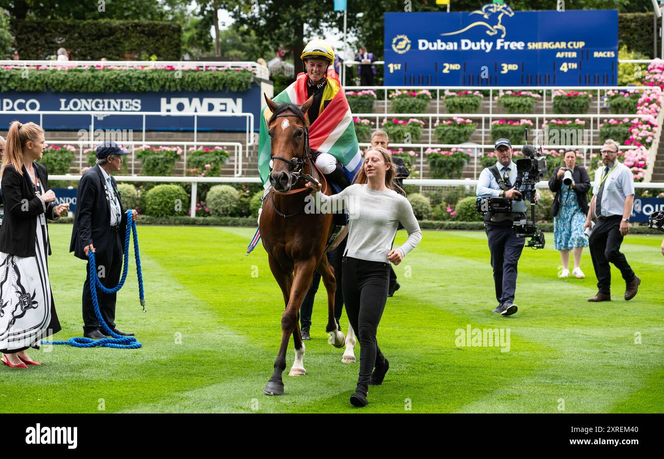 Ascot, Regno Unito. Sabato 10 agosto 2024. Holkham Bay e il fantino Rachel Venniker vincono la gara di apertura del Dubai Duty Free Shergar Cup Day all'Ascot Racecourse, il Dubai Duty Free Shergar Cup Dash, per il resto della squadra del mondo, l'allenatore William Knight e i proprietari Norfolk Thoroughbreds. Crediti JTW equine Images / Alamy Live News Foto Stock