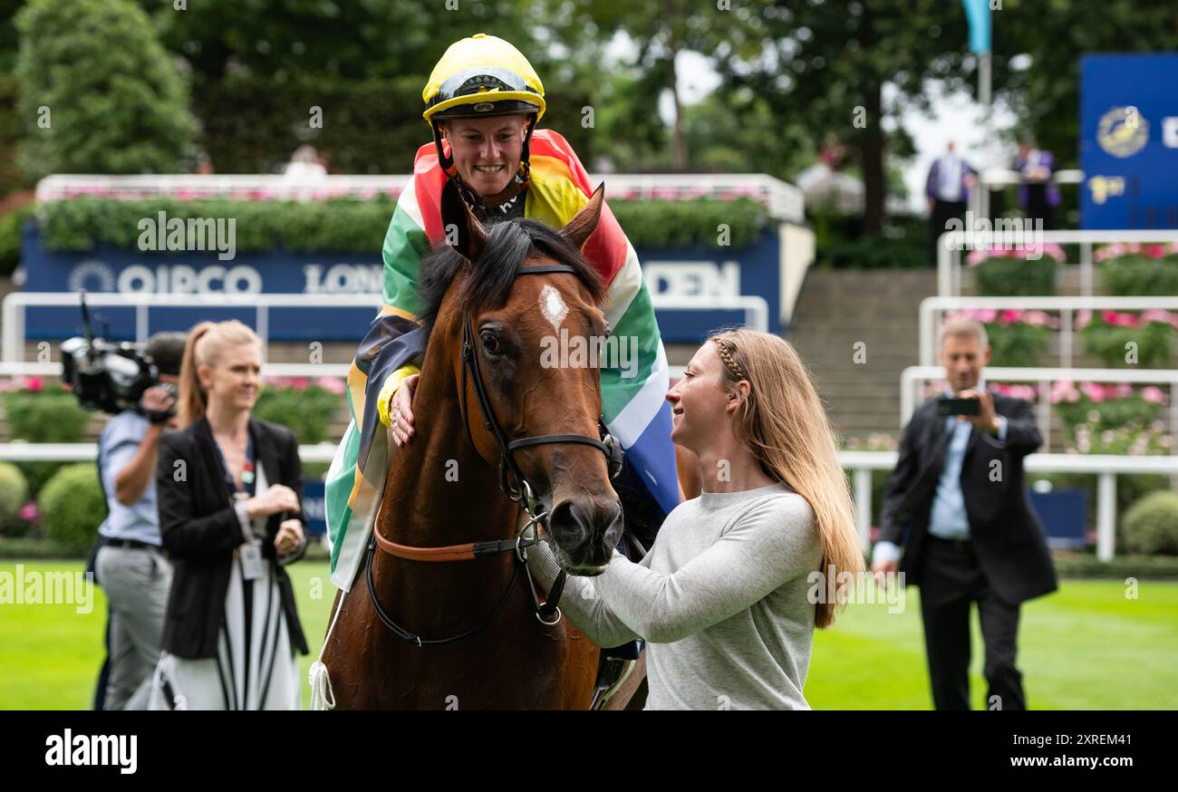 Ascot, Regno Unito. Sabato 10 agosto 2024. Holkham Bay e il fantino Rachel Venniker vincono la gara di apertura del Dubai Duty Free Shergar Cup Day all'Ascot Racecourse, il Dubai Duty Free Shergar Cup Dash, per il resto della squadra del mondo, l'allenatore William Knight e i proprietari Norfolk Thoroughbreds. Crediti JTW equine Images / Alamy Live News Foto Stock