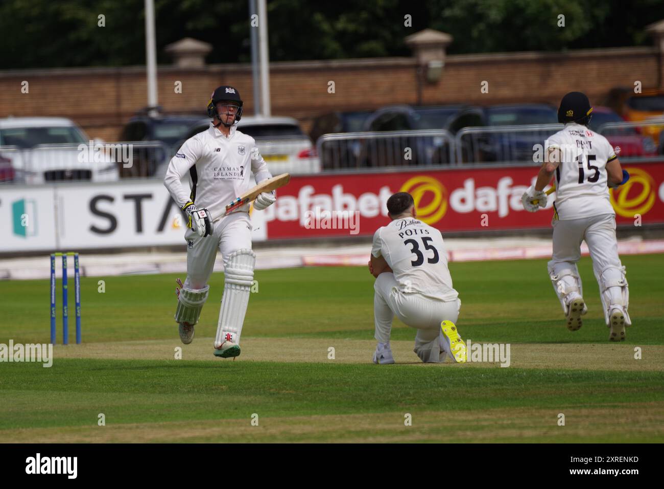 Chester le Street, 10 luglio 2023. Oliver Price e Chris Dent batterono per il Gloucestershire contro il Durham Cricket nel match LV= County Championship Division Two a Seat Unique, Riverside, Chester le Street. Il Bowler è Matthew Potts. Credito: Colin Edwards Foto Stock