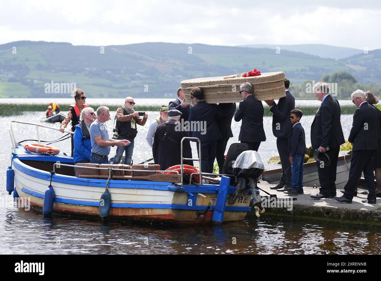 La bara della scrittrice irlandese Edna o'Brien viaggia in barca attraverso Lough Derg da Mountshannon a Holy Island nella contea di Clare, prima della sua sepoltura. Data foto: Sabato 10 agosto 2024. Foto Stock