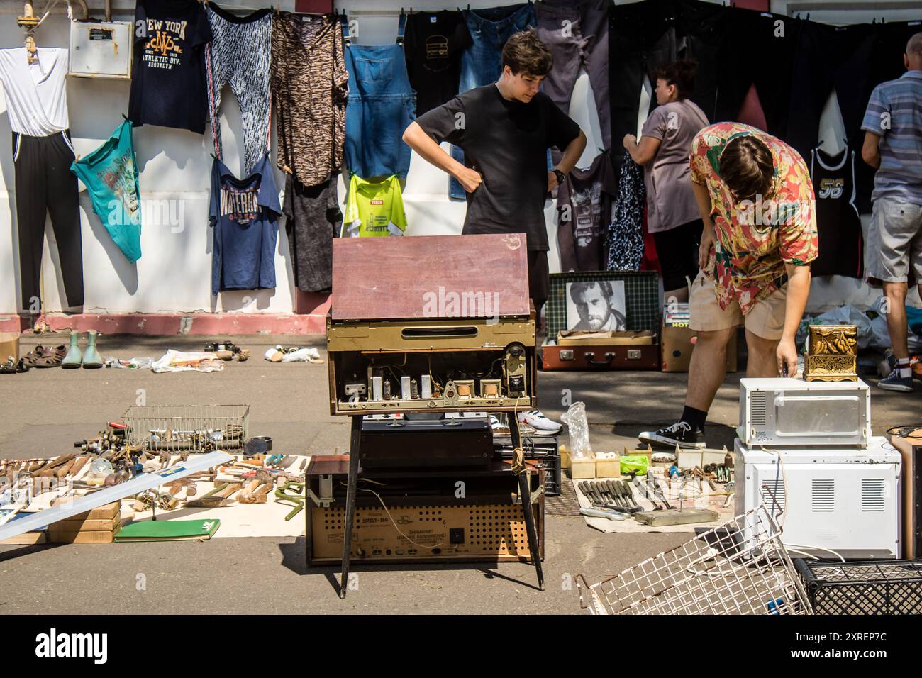 Odesa, Ucraina, 10 agosto 2024 il mercato delle pulci Starokonnyi è uno dei luoghi più colorati di Odesa. In questo posto unico troviamo oggetti rari, vale la pena Foto Stock