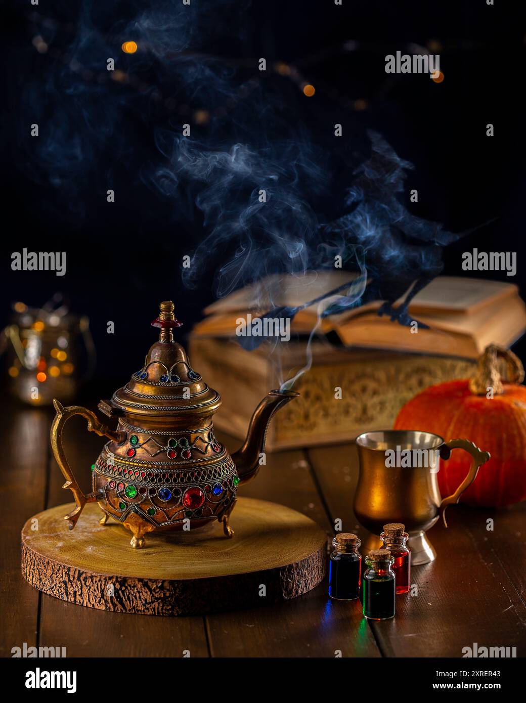 Lampada geniette bejeweled con strega del fumo e zucca Foto Stock