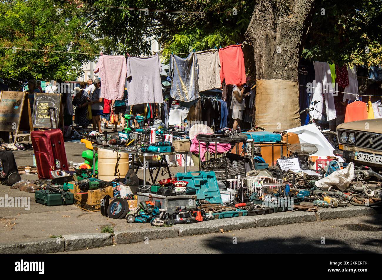Odesa, Ucraina, 10 agosto 2024 il mercato delle pulci Starokonnyi è uno dei luoghi più colorati di Odesa. In questo posto unico troviamo oggetti rari, vale la pena Foto Stock