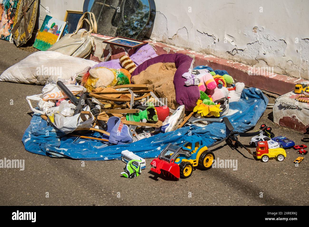 Odesa, Ucraina, 10 agosto 2024 il mercato delle pulci Starokonnyi è uno dei luoghi più colorati di Odesa. In questo posto unico troviamo oggetti rari, vale la pena Foto Stock