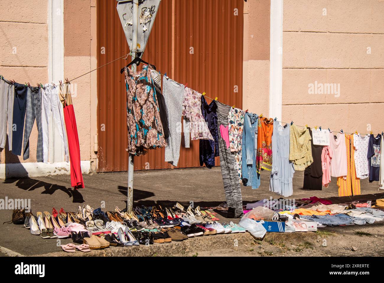 Odesa, Ucraina, 10 agosto 2024 il mercato delle pulci Starokonnyi è uno dei luoghi più colorati di Odesa. In questo posto unico troviamo oggetti rari, vale la pena Foto Stock