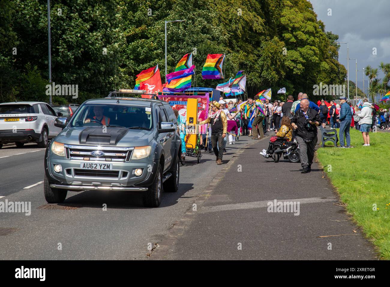 Rothesay, Isola di Bute. Sabato 10 agosto 2024. Bute Pride 2024 è un fine settimana di eventi LGBT che si tengono sull'isola. L'evento principale è la parata lungo il lungomare vittoriano dal Rothesay Sailing Club a Bute Yard, dove si terrà un evento di intrattenimento fino a tardi. Molti dei partecipanti arrivano sul piroscafo a pale Waverley, che offre una speciale navigazione per il Pride Day. © Garry Cornes / Alamy Live News Foto Stock