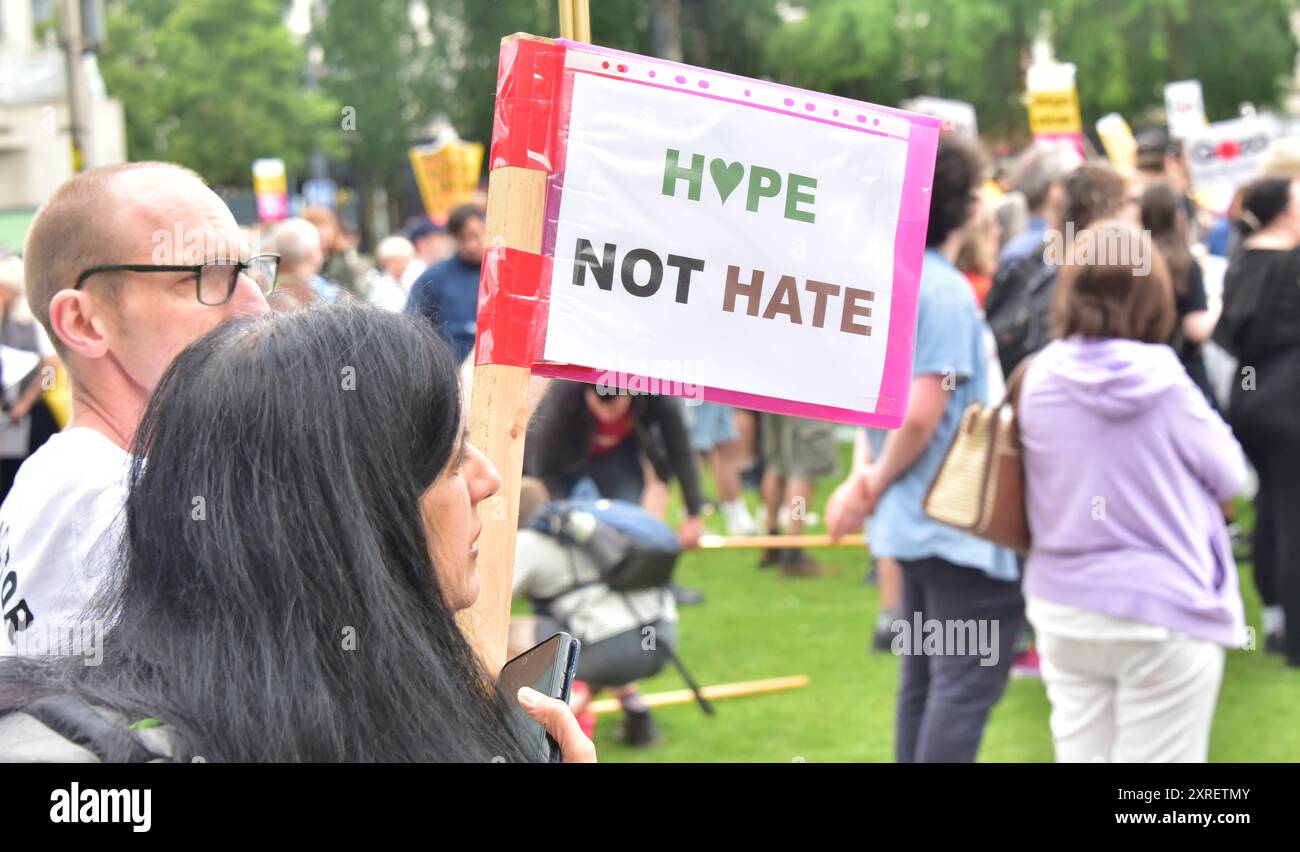 Manchester, Regno Unito, 10 agosto 2024. Fermati alla manifestazione dell'unità di estrema destra come parte di una giornata nazionale di protesta nei Piccadilly Gardens, nel centro di Manchester, Regno Unito. Questo è sulla scia del fatale pugnalamento di tre giovani ragazze a Southport e delle violente rivolte di estrema destra e delle contrapposizioni che seguirono. Crediti: Terry Waller/Alamy Live News Foto Stock