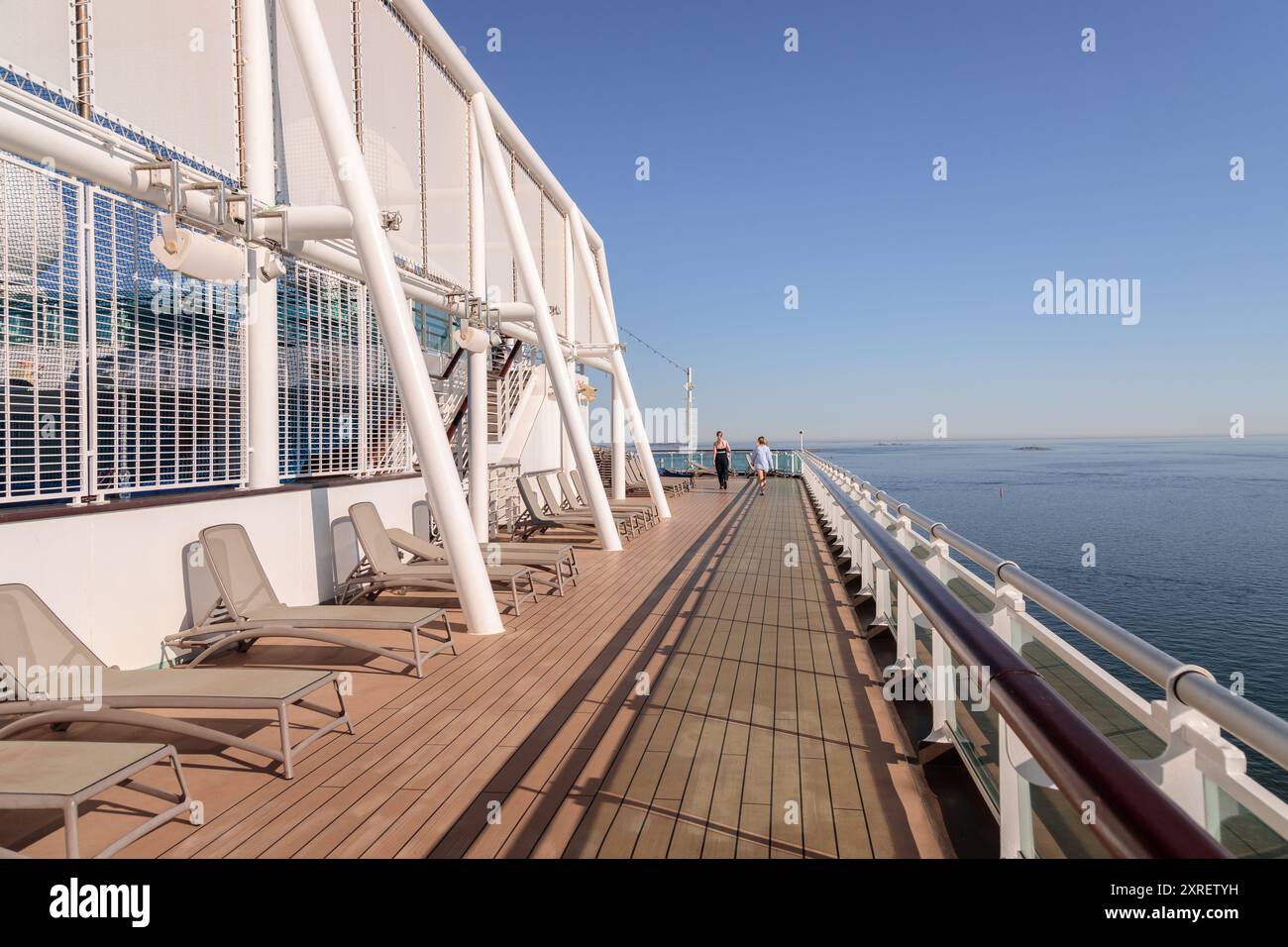 Due donne che camminano sul ponte di una nave da crociera Foto Stock
