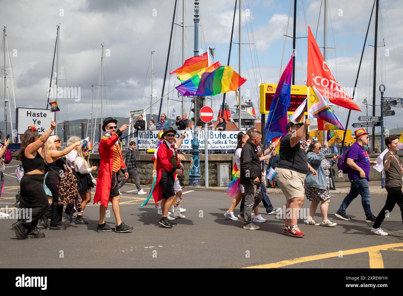 Rothesay, Isola di Bute. Sabato 10 agosto 2024. Bute Pride 2024 è un fine settimana di eventi LGBT che si tengono sull'isola. L'evento principale è la parata lungo il lungomare vittoriano dal Rothesay Sailing Club a Bute Yard, dove si terrà un evento di intrattenimento fino a tardi. Molti dei partecipanti arrivano sul piroscafo a pale Waverley, che offre una speciale navigazione per il Pride Day. © Garry Cornes / Alamy Live News Foto Stock