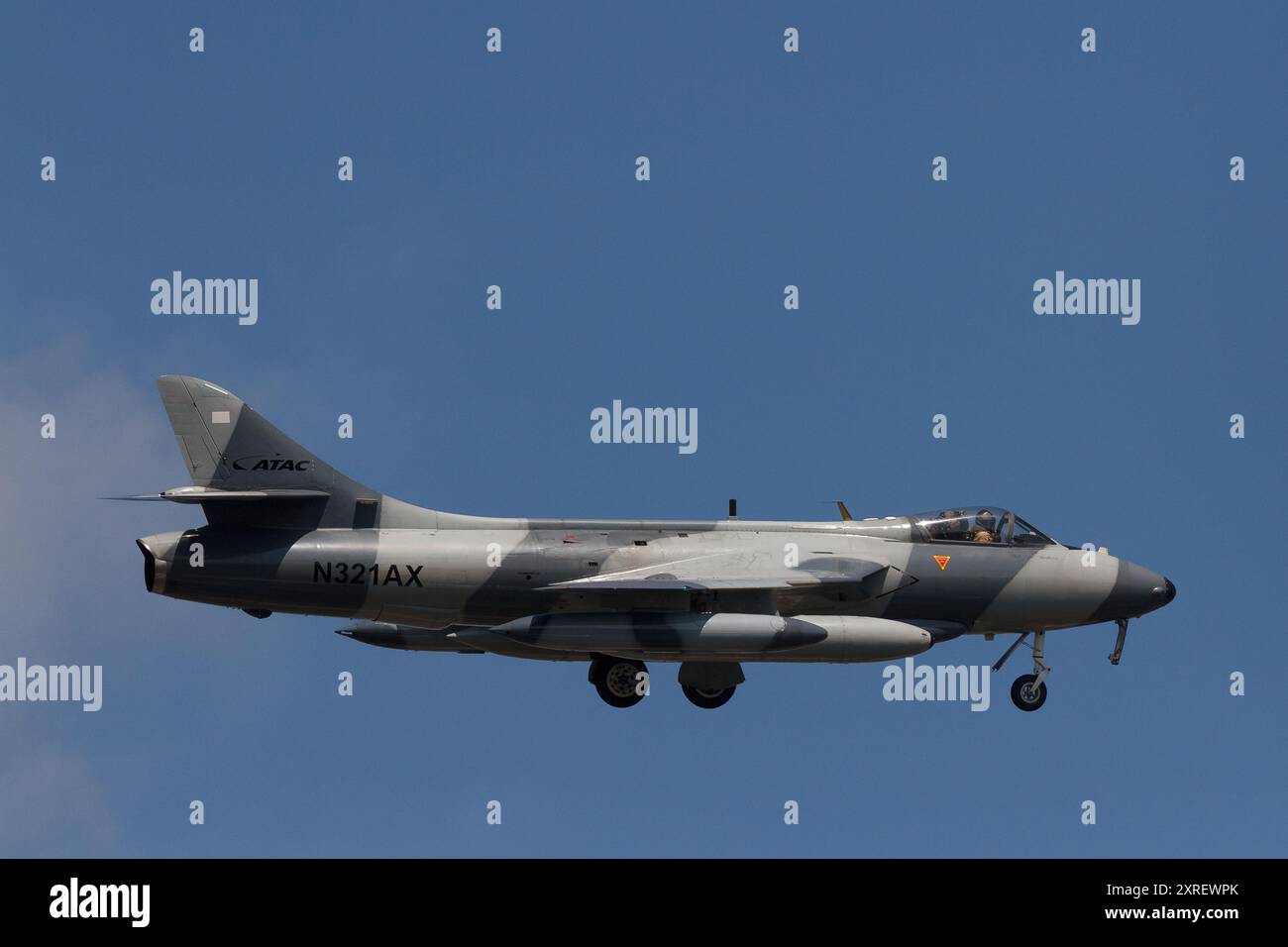 Un Hawker Hunter Mk58 (F58A) del 1959 che vola con un appaltatore militare privato, Airborne Tactical Advantage Company (ATAC) in volo in Giappone Foto Stock