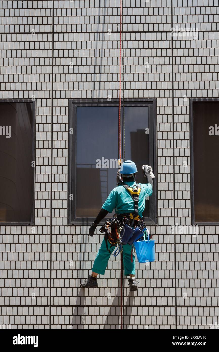 Lavavetri che abbattono un edificio a Shinjuku, Tokyo, Giappone. Foto Stock