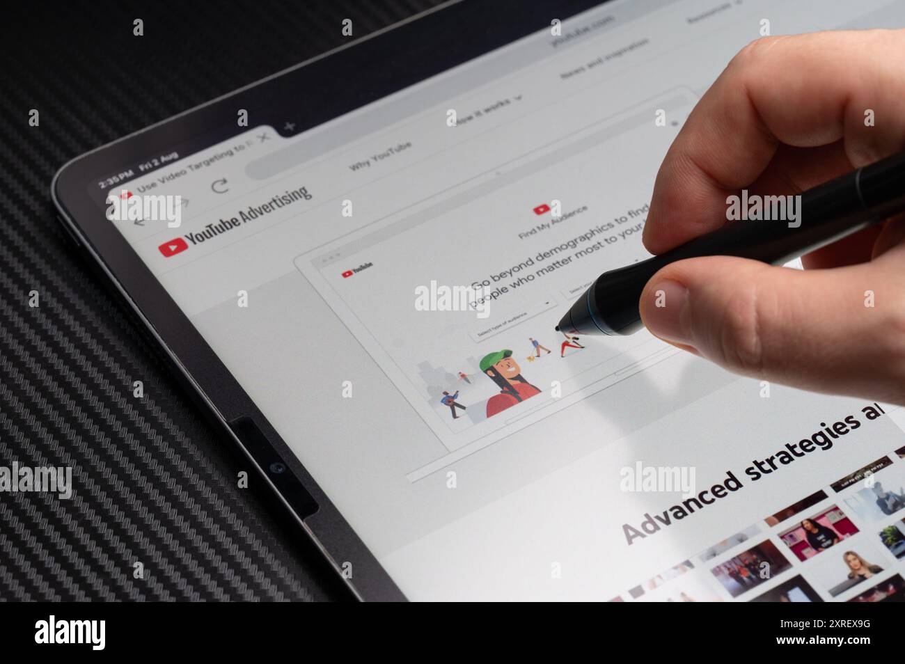 New York, Stati Uniti - 2 agosto 2024: Strategia pubblicitaria avanzata su YouTube su schermo tablet macro vista ravvicinata Foto Stock