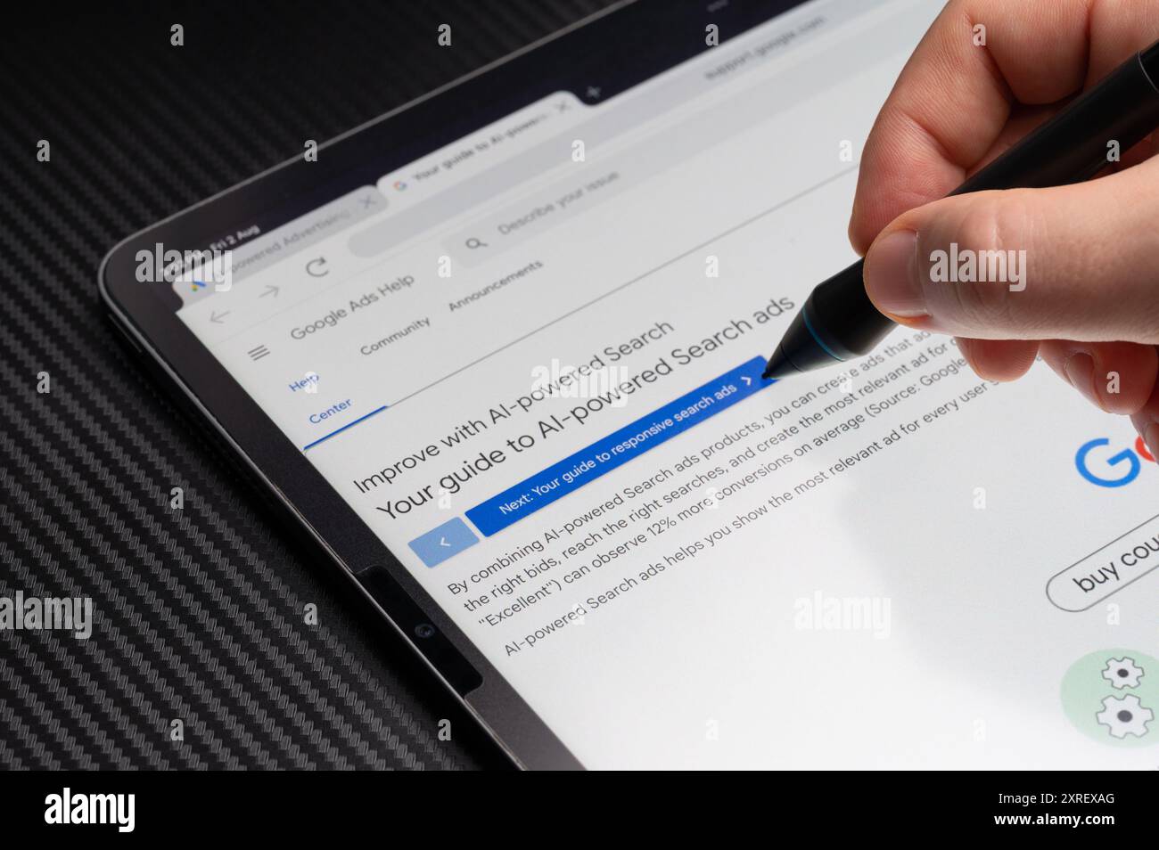 New York, USA - 2 agosto 2024: Guida Google ADS per migliorare la ricerca di intelligenza artificiale sulla vista ravvicinata dello schermo del tablet Foto Stock