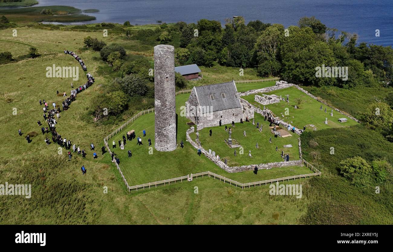 Il funerale della scrittrice irlandese Edna o'Brien si svolge a Holy Island nella contea di Clare. O'Brien, romanziere, scrittore di racconti, memoirista, poeta e drammaturgo, e' morto all'età di 93 anni il mese scorso dopo una lunga malattia. Data foto: Sabato 10 agosto 2024. Foto Stock