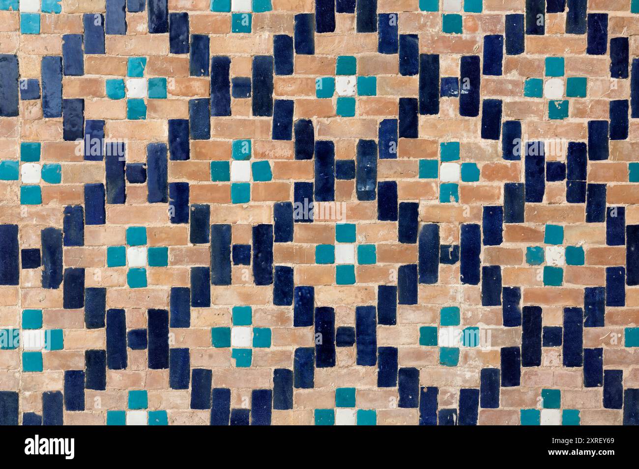 Antiche piastrelle di ceramica con un tradizionale ornamento uzbeko decorano le pareti della moschea islamica Hazrati Imam a Tashkent in Uzbekistan Foto Stock