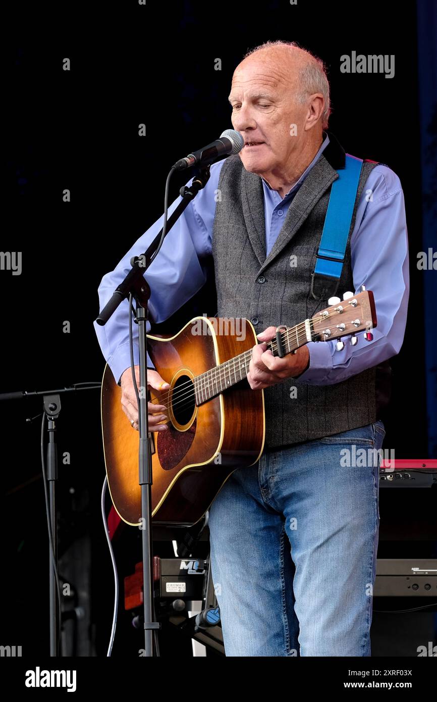 Williamscot, Regno Unito. 10 agosto 2024. Il comico inglese, cantante folk e chitarrista Richard Digance si esibisce dal vivo sul palco della Cropedy Convention di Fairport. Richard Digance è un ex membro del gruppo folk britannico Pisces, e ha supportato Jethro Tull, Steeleye Span, Tom Jones, Elkie Brooks, Supertramp e Joan Armatrading. Ha lavorato per la BBC radio presentando il suo show "A Digence Indulgence" che è andato in onda per 7 anni Credit: SOPA Images Limited/Alamy Live News Foto Stock