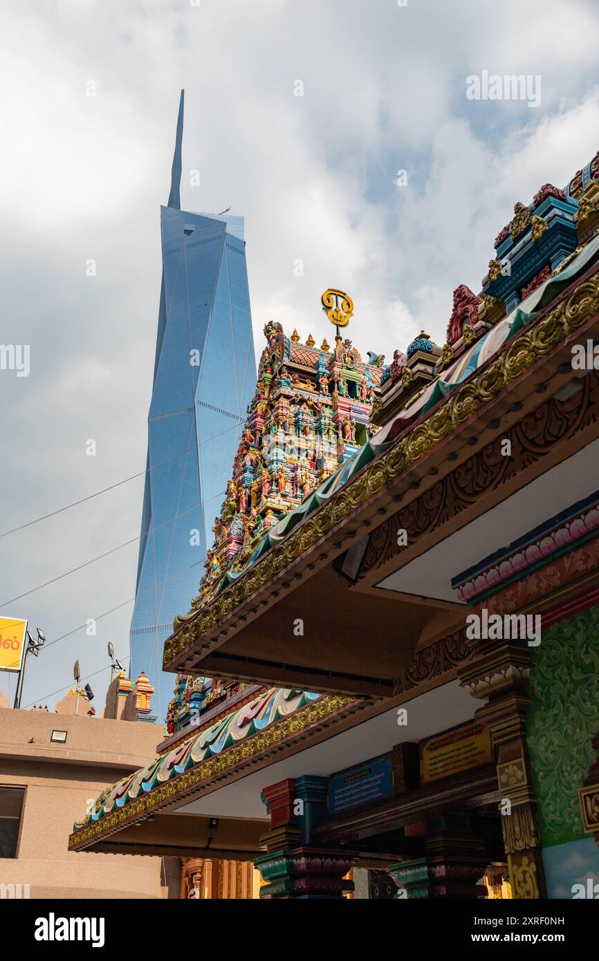 Un'immagine del colorato Tempio indù di Sri Maha Mariamman, con la Torre Merdeka 118 sullo sfondo. Foto Stock