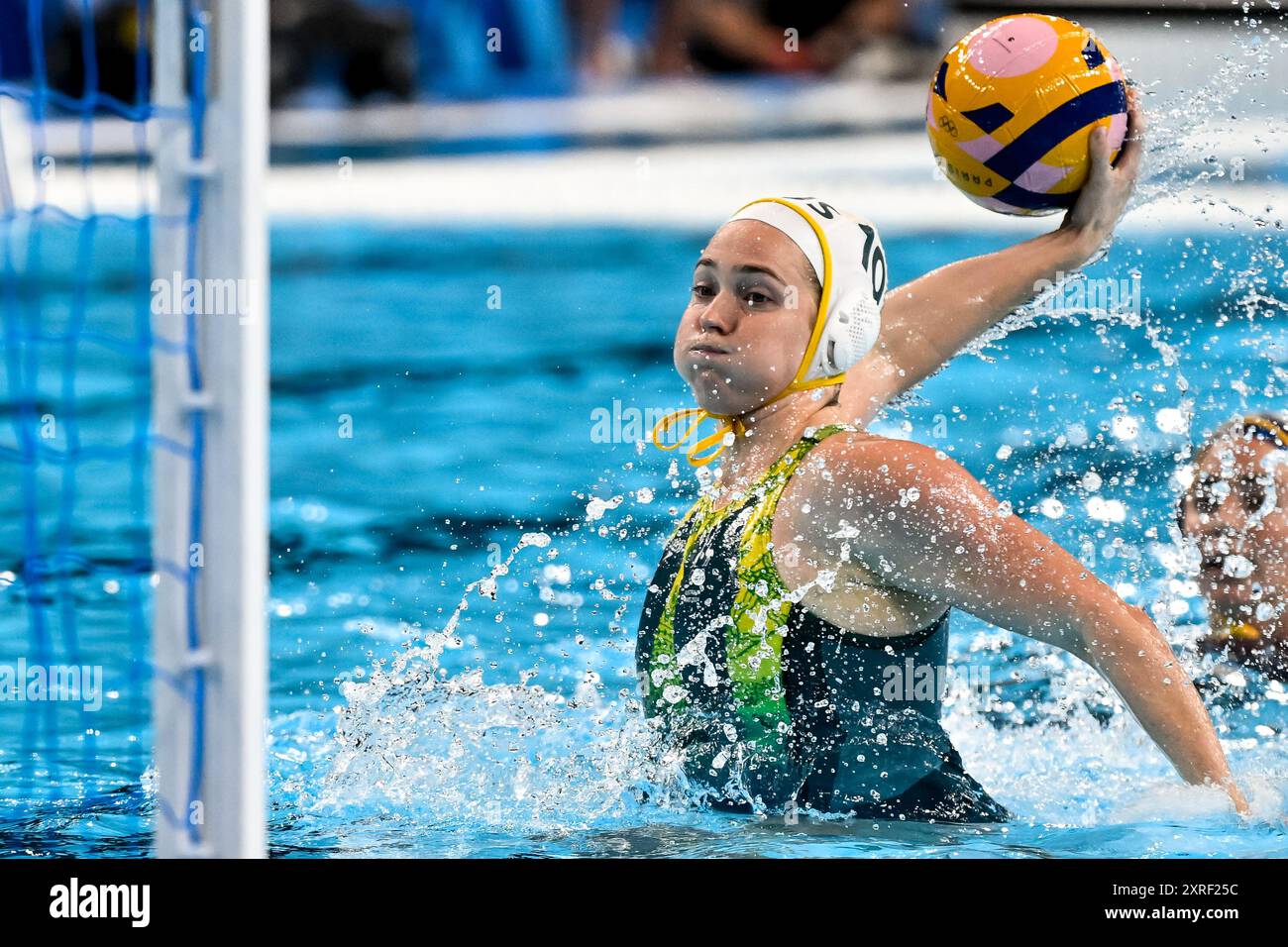 Parigi, Francia. 10 agosto 2024. Martina Terre della Spagna e Alice Williams dell'Australia durante la partita d'oro femminile di pallanuoto tra la squadra australiana (berretti bianchi) e la squadra spagnola (berretti blu) dei Giochi Olimpici di Parigi 2024 alla la Defense Arena di Parigi (Francia), 10 agosto 2024. Crediti: Insidefoto di andrea staccioli/Alamy Live News Foto Stock