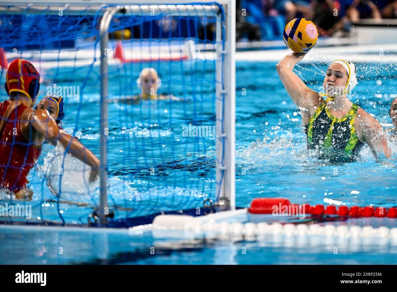 Parigi, Francia. 10 agosto 2024. Martina Terre della Spagna e Alice Williams dell'Australia durante la partita d'oro femminile di pallanuoto tra la squadra australiana (berretti bianchi) e la squadra spagnola (berretti blu) dei Giochi Olimpici di Parigi 2024 alla la Defense Arena di Parigi (Francia), 10 agosto 2024. Crediti: Insidefoto di andrea staccioli/Alamy Live News Foto Stock