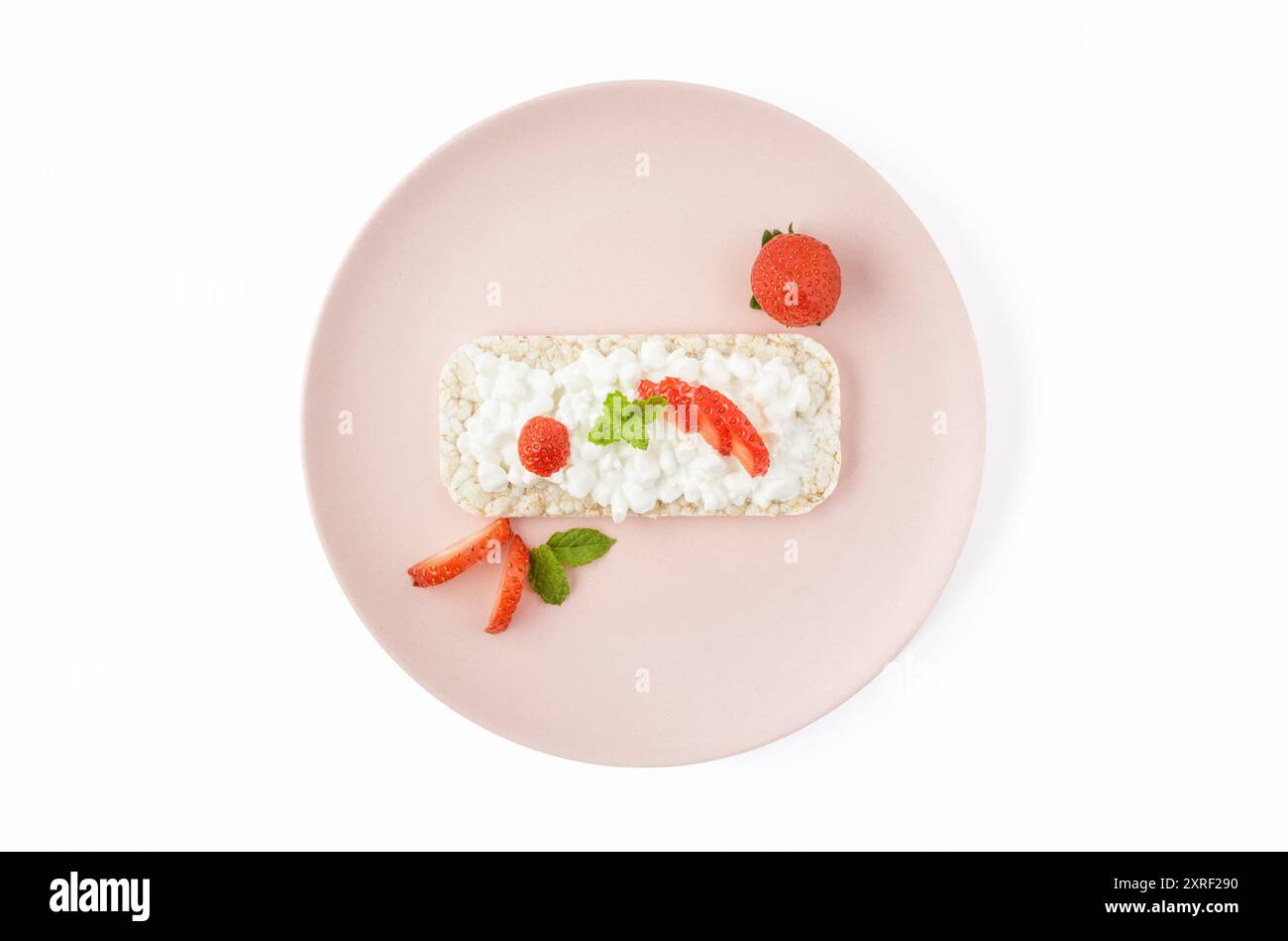 Torta di riso con ricotta e fragole tagliate Foto Stock