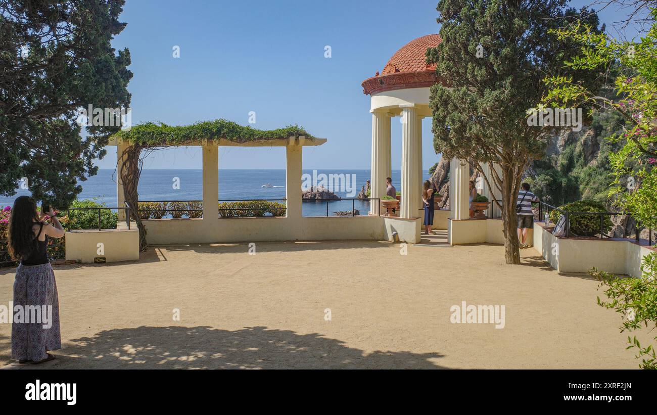 Blanes, Spagna - 10 agosto 2024: Vista sul mare Meditarranean dai Giardini Botanici di Marimurta, Blanes, Catalogna Foto Stock